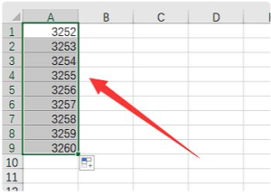 excel 某列都是数字，要求每个数字后都加逗号，怎么实现？